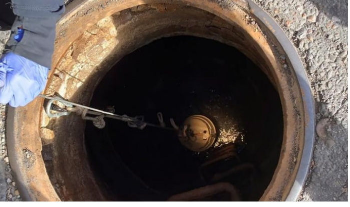 Toddler dies after falling inside open manhole in Karachi